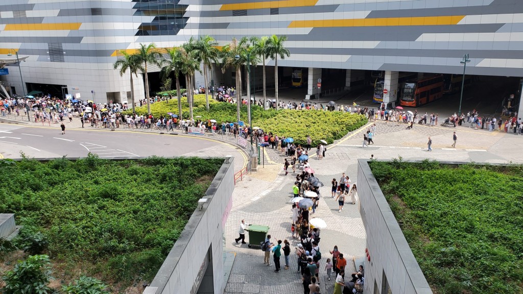 在東涌纜車站附近，大量遊客排隊購票。