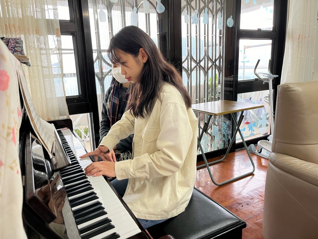 卓欣有學習鋼琴。受訪者供圖