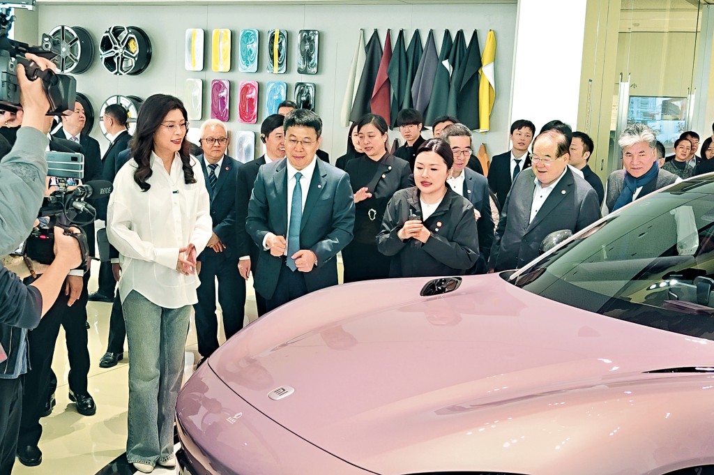 郑丽文（左一）昨日返台前，先往北京的小米汽车工厂参观。