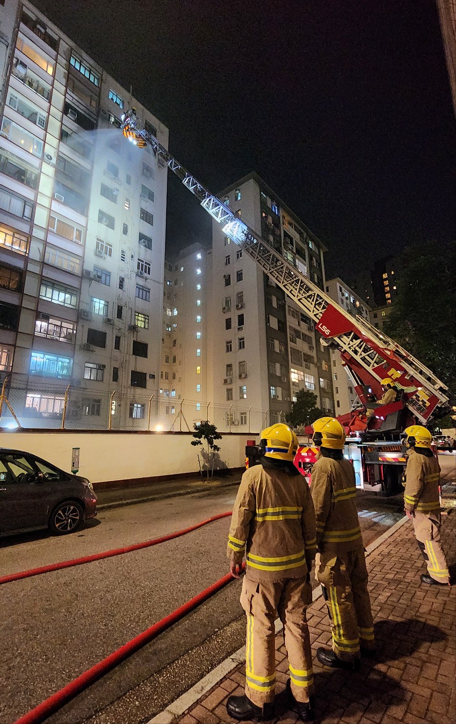 消防升雲梯灌救。黃文威攝