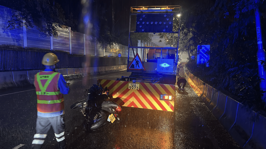 疑因天雨路滑,電單車直撞向一輛停放在往屯門公路方向支路快線的「箭嘴車」工程車車尾,鐵騎士隨即車仰人翻,倒地受傷。 疑因天雨路滑,電單車直撞向一輛停放在往屯門公路方向支路快線的「箭嘴車」工程車車尾,鐵騎士隨即車仰人翻,倒地受傷。