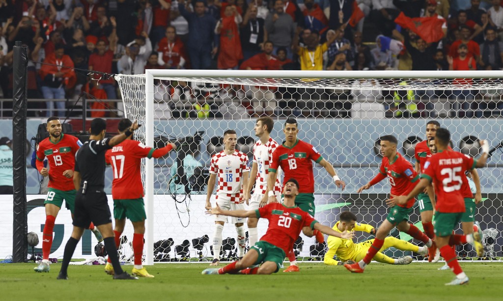艾舒拉夫達利(中)為摩洛哥扳平1:1後興奮跪地慶祝。REUTERS