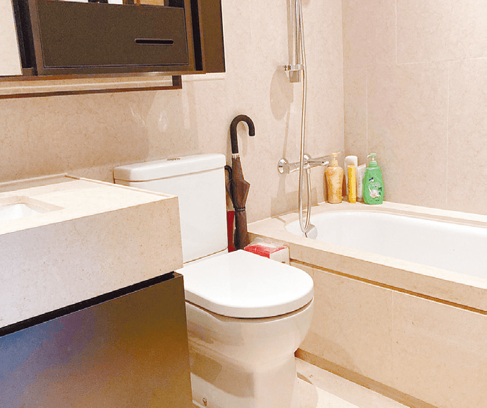 浴室以暖色调为主，采镜柜设计，提供空间收纳洗漱用品。