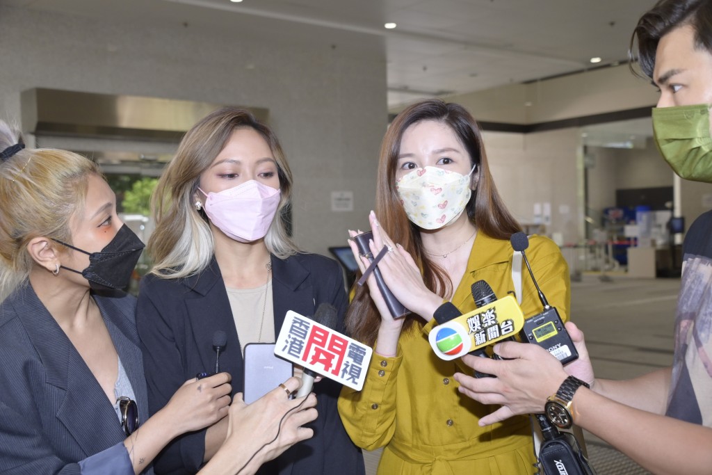 激動搶咪鍾舒漫姊妹在判決後於法院外受訪,陳潔玲在後方出現仲成功搶咪。