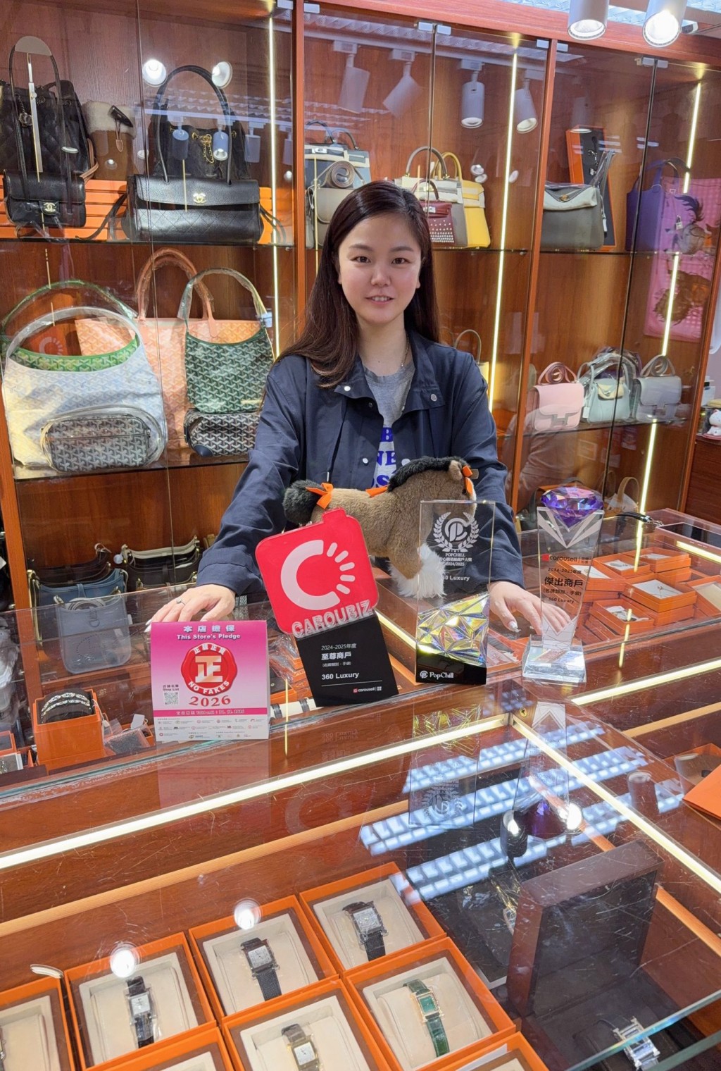 名牌手袋店負責人Yuki表示,最好由專人用儀器分辨手袋真假。 名牌手袋店負責人Yuki表示,最好由專人用儀器分辨手袋真假。