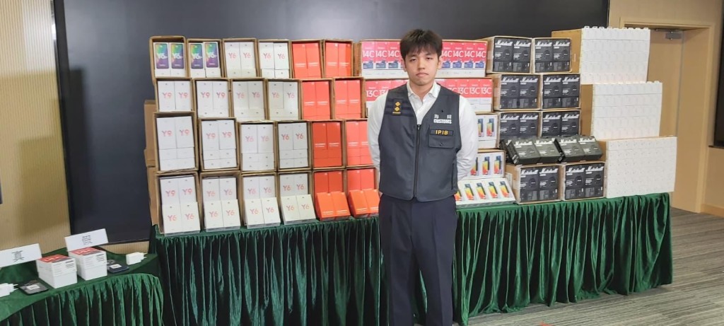 海關檢獲5400件冒牌物品,包括手提電話、耳機、充電器等,市值約600萬元。 海關檢獲5400件冒牌物品,包括手提電話、耳機、充電器等,市值約600萬元。