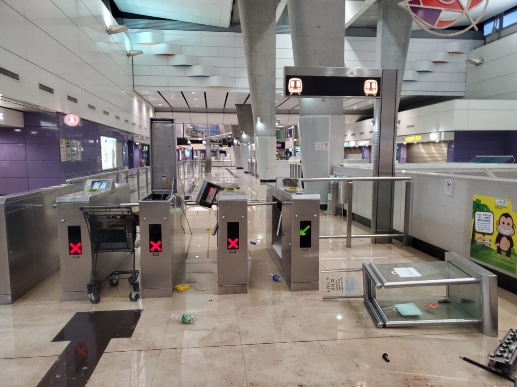 多個港鐵站的設施遭受破壞。