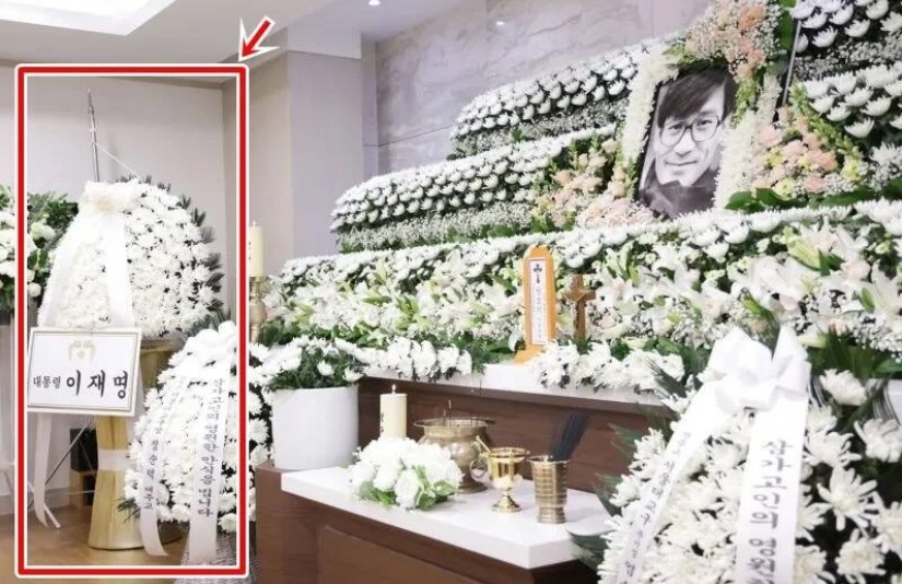 南韓總統李在明亦有致送花牌（紅色方框）到安聖基靈堂。