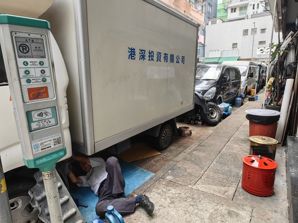 曲街一間車房,職員長霸門口三個咪錶位修車但不入錶。 曲街一間車房,職員長霸門口三個咪錶位修車但不入錶。