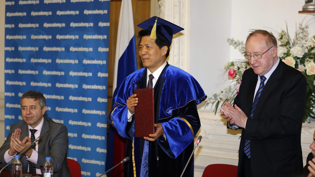 俄罗斯外交部外交学院授予中国驻俄大使李辉荣誉博士称号。中新社