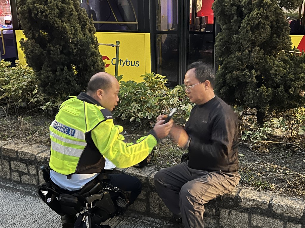 泥頭車司機接受調查。許文光攝