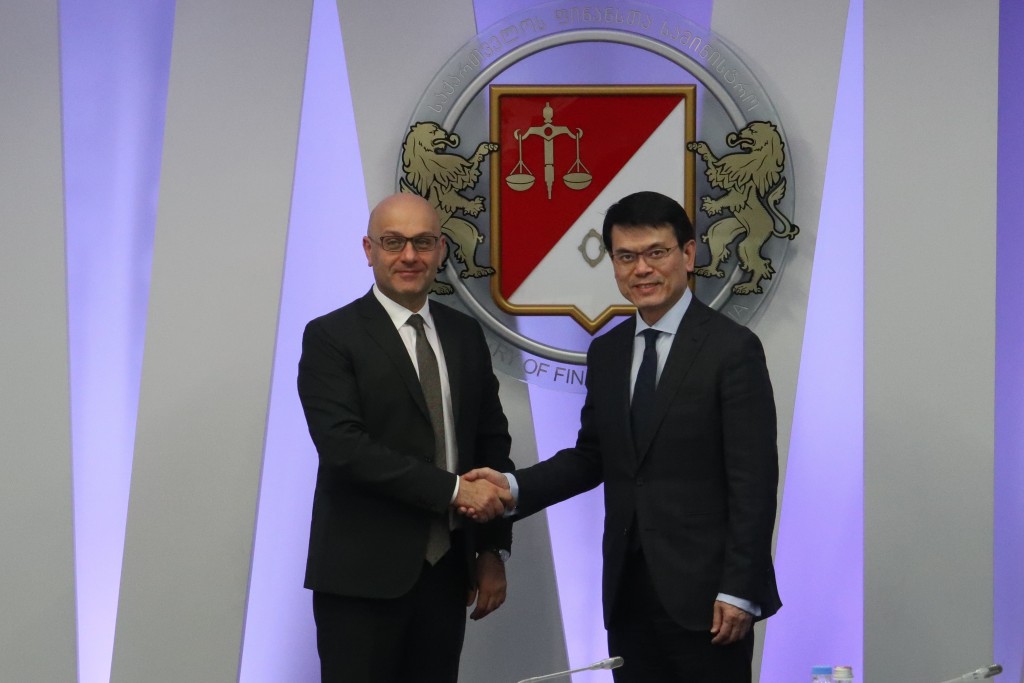 邱騰華與格魯吉亞財政部部長Ivane Machavariani(左)會面。 政府圖片