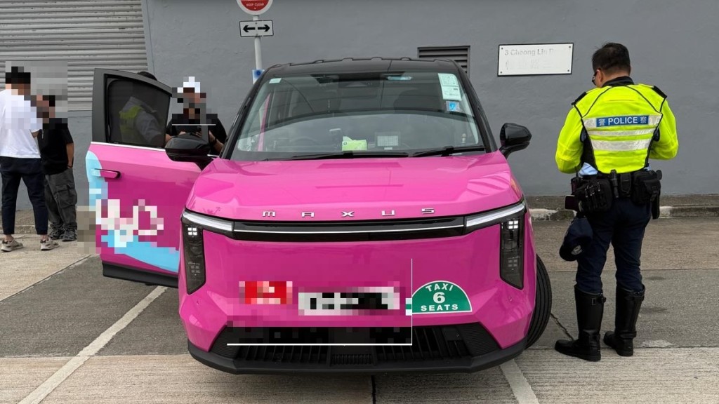 警方機場放蛇截獲車隊的士 司機兜客聲稱免行李費 涉違規被檢控。警方圖片