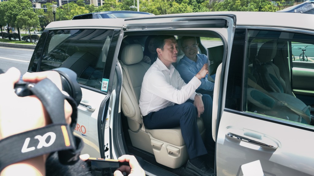 王乙康參觀廣州中新智慧園，試坐小馬智行全無人自動駕駛車。 微博