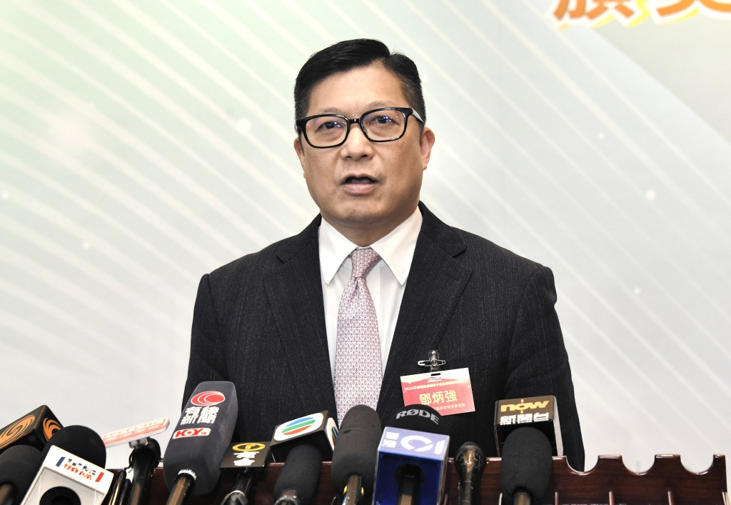 鄧炳強又指，要加強大廈管理公司的責任範圍，包括巡查及日常維修，檢討管理公司是否應負上法律責任。資料圖片