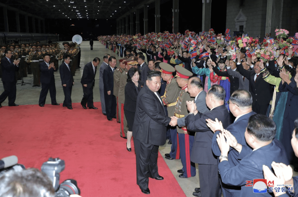 北韩从9月25日起开放外国人入境，为重启国门踏出标志性一步。图为北韩领导人金正恩结束俄罗斯访问后，返回北韩平壤时受到官民欢迎。路透社