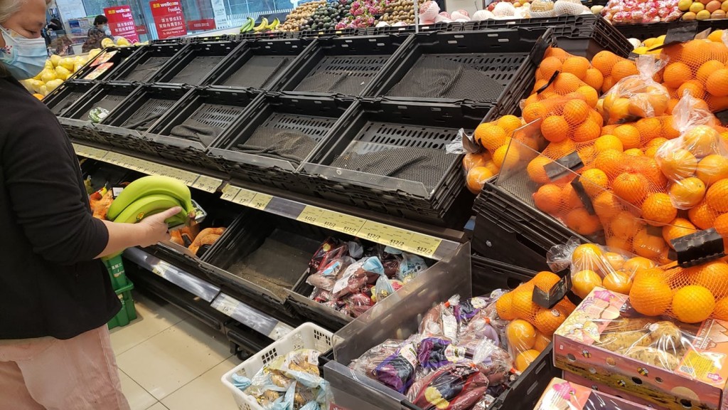 有超市部分蔬菜被抢购一空。网图