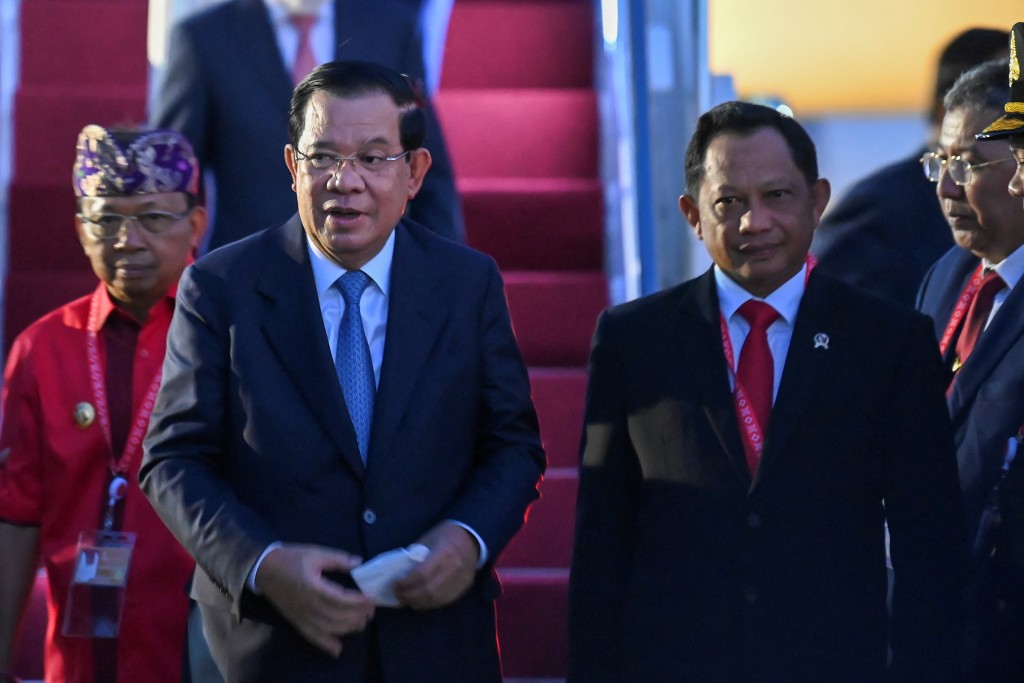 柬埔寨首相洪森與印尼內政部長蒂託卡納維安和巴厘島總督伊瓦揚科斯特抵達伍拉萊國際機場。路透