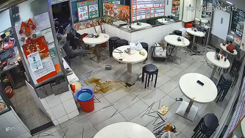 有警員的盾牌被女子劈甩。