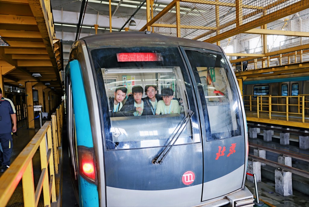 團員到京港地鐵地鐵維修廠駕駛艙體驗司機視覺 ,了解北京與香港地鐵的異同。 團員到京港地鐵地鐵維修廠駕駛艙體驗司機視覺 ,了解北京與香港地鐵的異同。