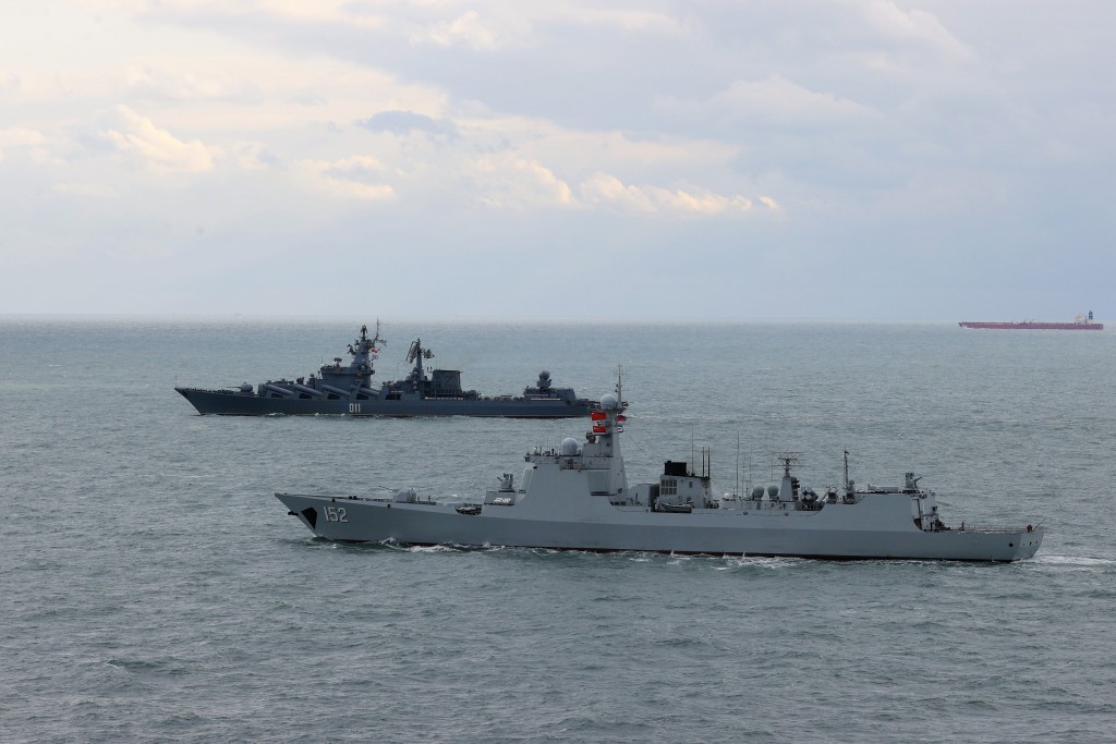 济南舰（近）和俄「瓦良格」号巡洋舰（远）编队航行。