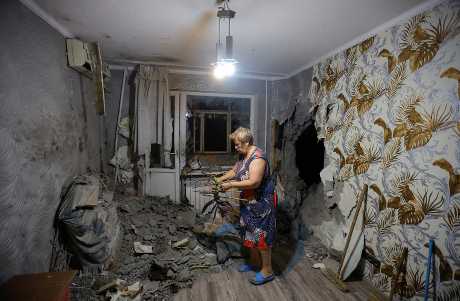 在俄罗斯控制的顿涅茨克，居民的寓所被炸毁。路透社