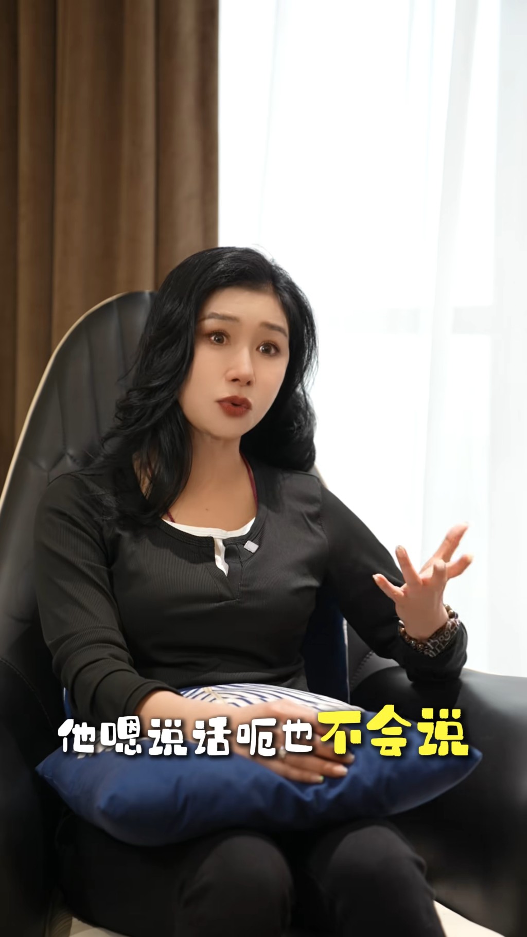 張慧儀表示：「手術之後呢，當時他的康復的過程非常不理想，他連我是誰，他都不知道，他說話也不會說。」