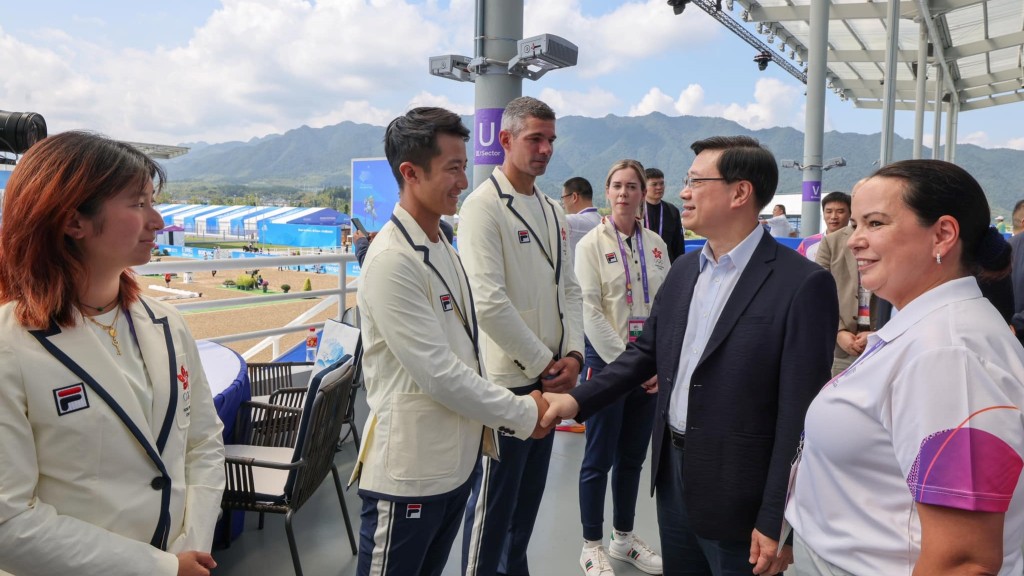 李家超指杭州亞運會是國家舉辦的體育盛事之一,形容香港「不只是參與者,更是貢獻者」。(李家超FB圖片)