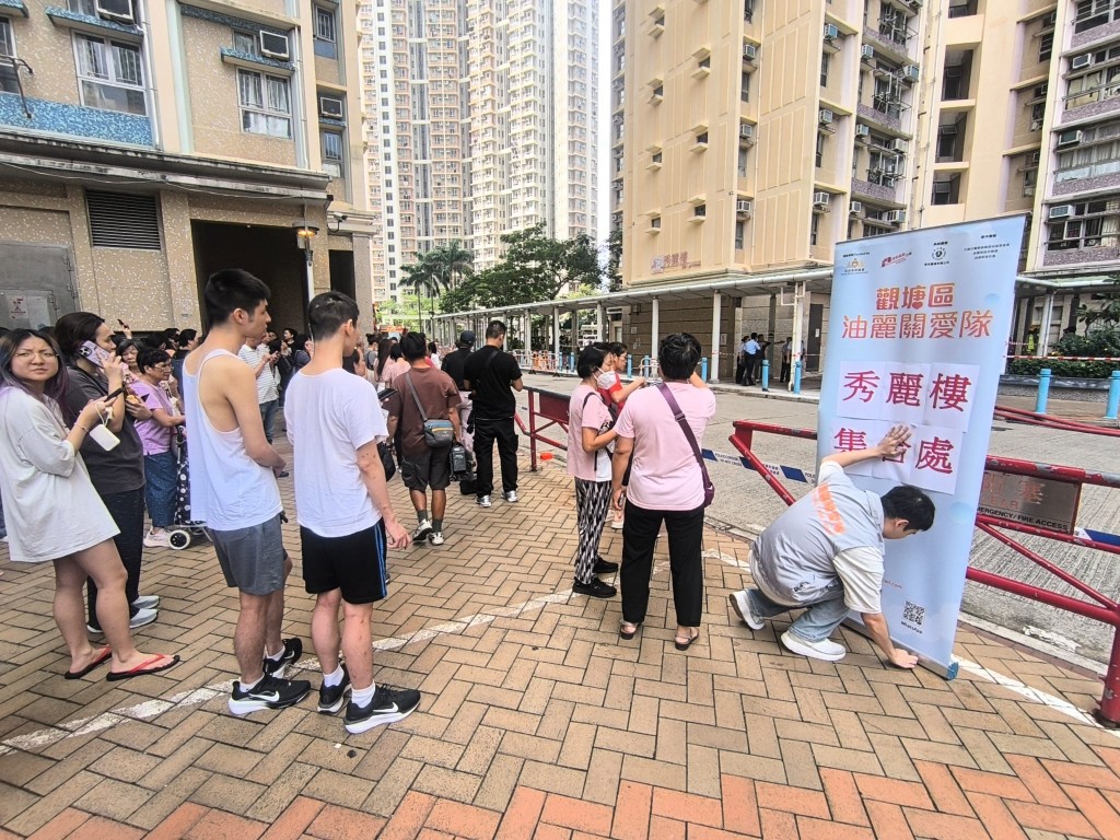居民疏散落樓暫避。讀者提供圖片 居民疏散落樓暫避。讀者提供圖片