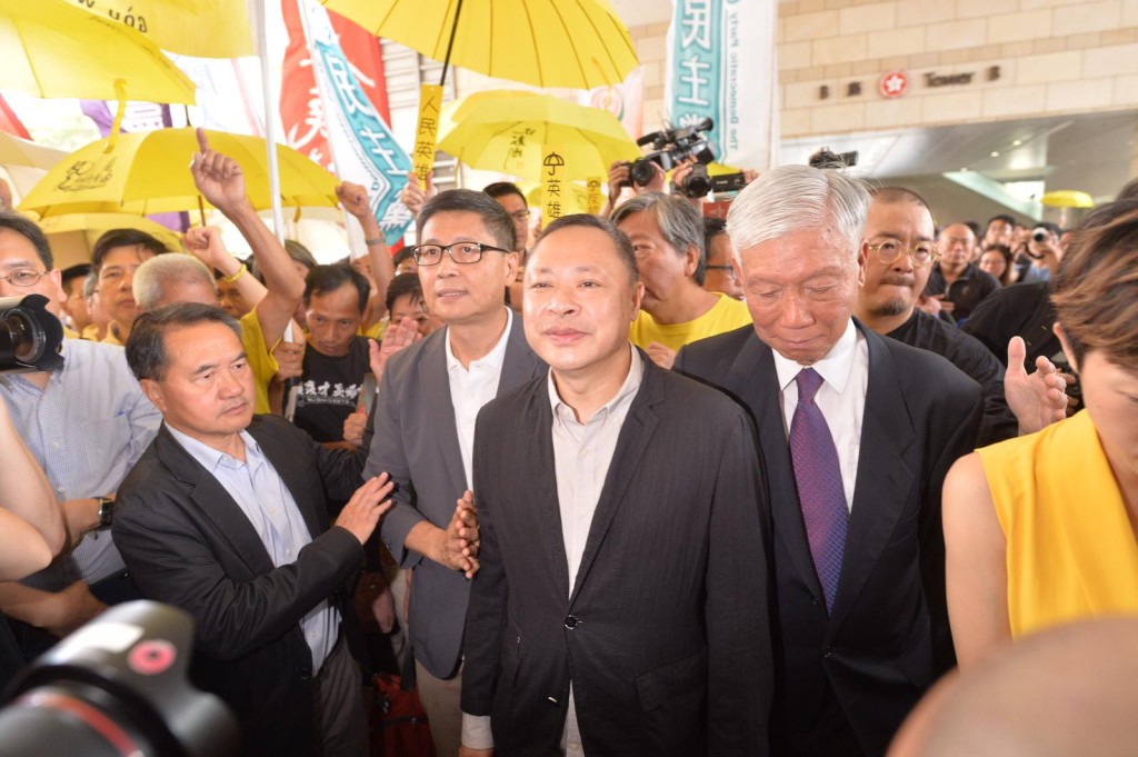 佔中案判刑，戴耀廷、陳健民判即時監禁16個月，同樣罪成的朱耀明（右）獲判緩刑兩年。