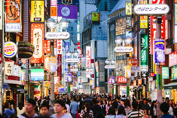 日本东京尽管自 2013 年以来下降了 5%，但仍以 29.8万名百万富翁位居世界第三富有城市，更排在亚洲的首位。