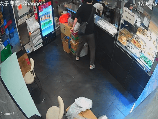 口罩男趁机偷钱。fb：香港两餸饭关注组