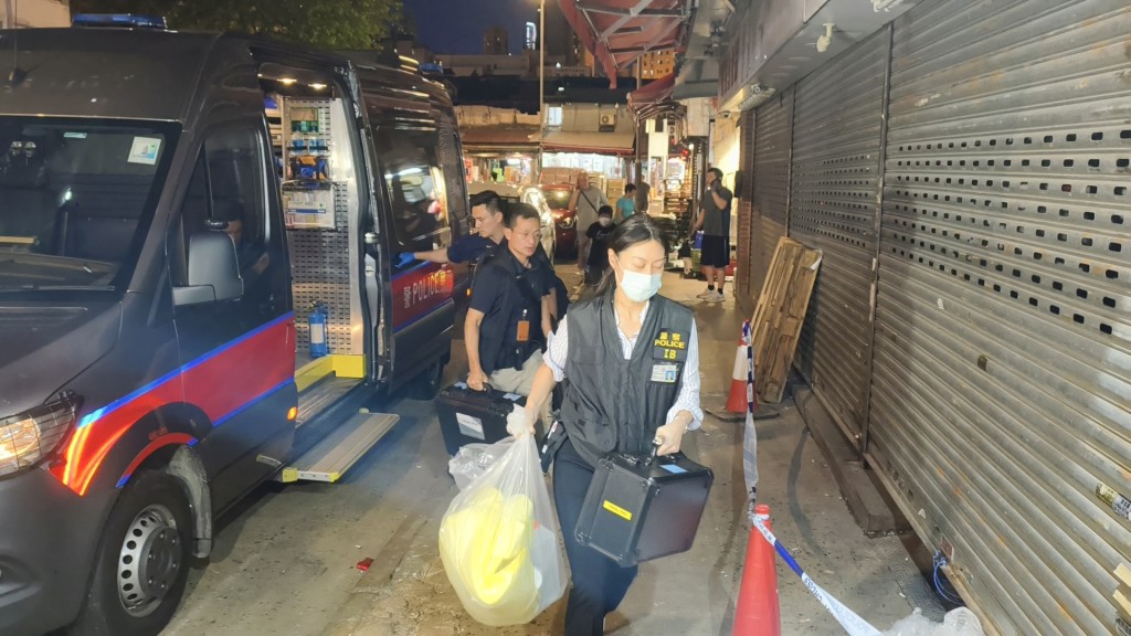鑑證科流動實驗室車輛到場協助蒐證。 鑑證科流動實驗室車輛到場協助蒐證。