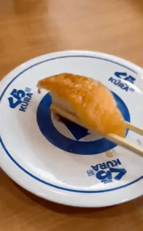 近日有人在日本知名迴轉壽司連鎖店「藏壽司」店內拍片，展示如何食霸王餐。