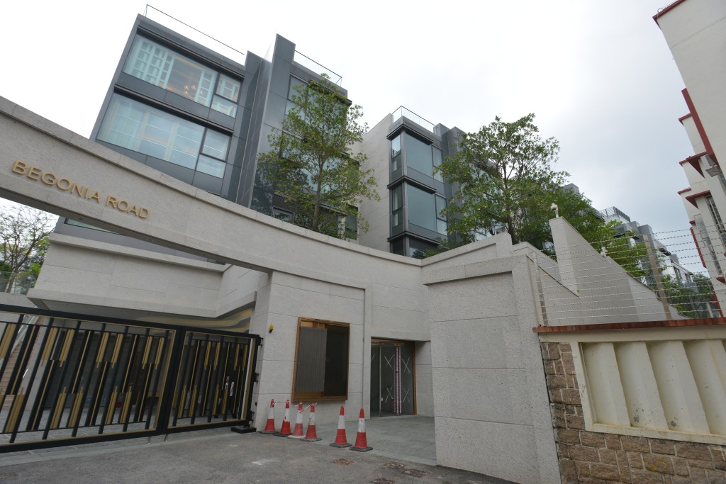 五哥賺到一桶金後，近年買下九龍塘又一村海棠路62號洋房。