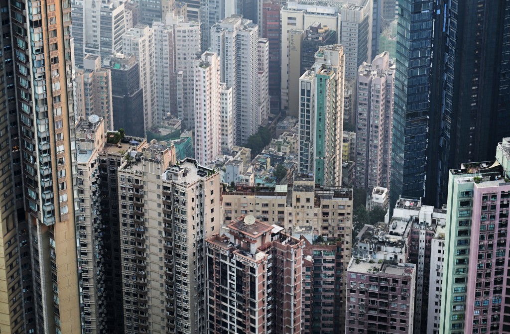 近年銀主盤量呈上升趨勢,現時市場上放售銀主盤數量約400多個,雖然對比2003年高峰期達到數千個銀主盤,數量仍屬可控,但數年間銀主盤數量已增長逾倍。 近年銀主盤量呈上升趨勢,現時市場上放售銀主盤數量約400多個,雖然對比2003年高峰期達到數千個銀主盤,數量仍屬可控,但數年間銀主盤數量已增長逾倍。