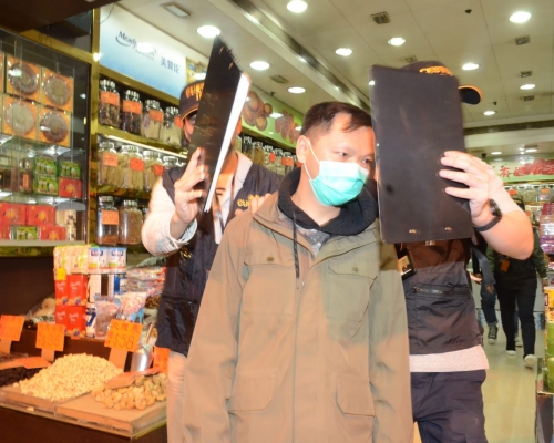 海關在佐敦拘捕48歲參茸海味店男店員