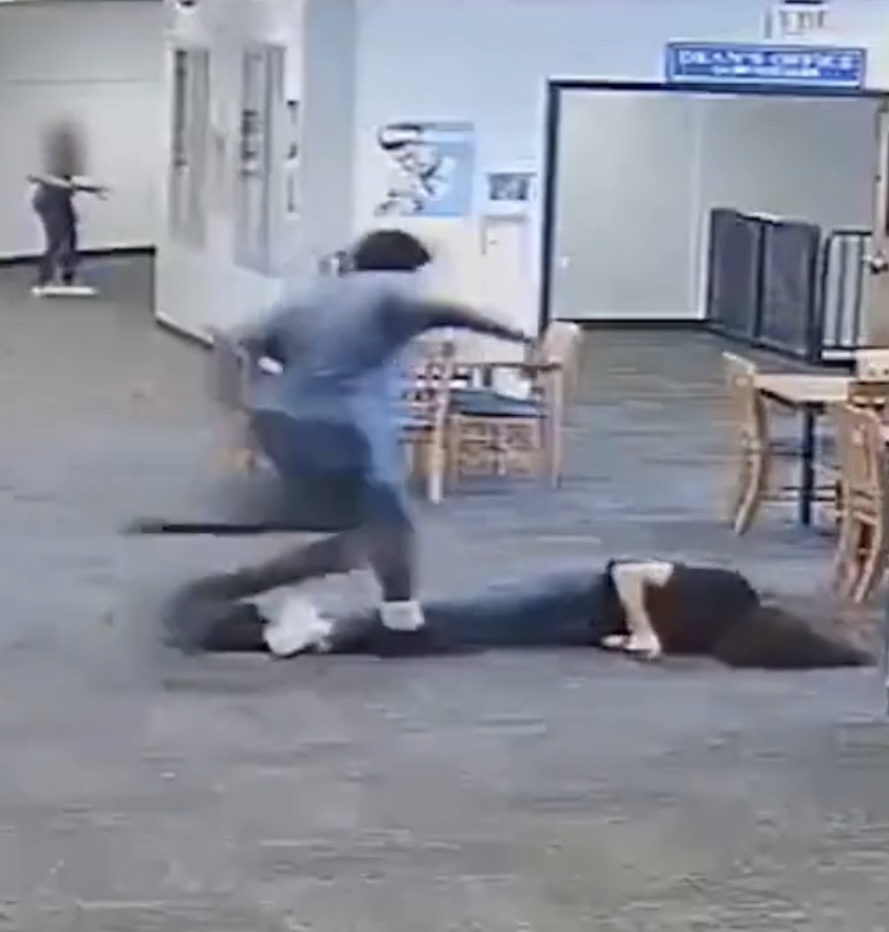 老师倒地后男生上前踢了几脚。
