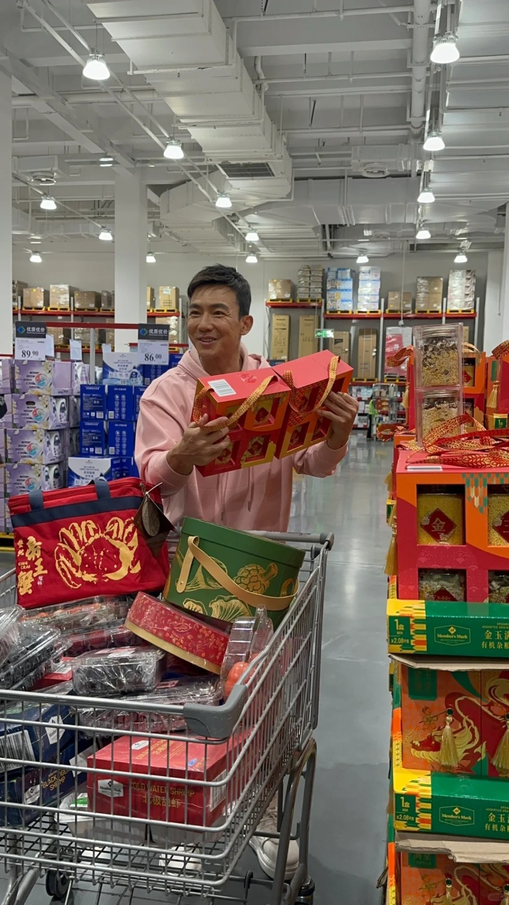 台湾男星刘畊宏买满一架购物车。
