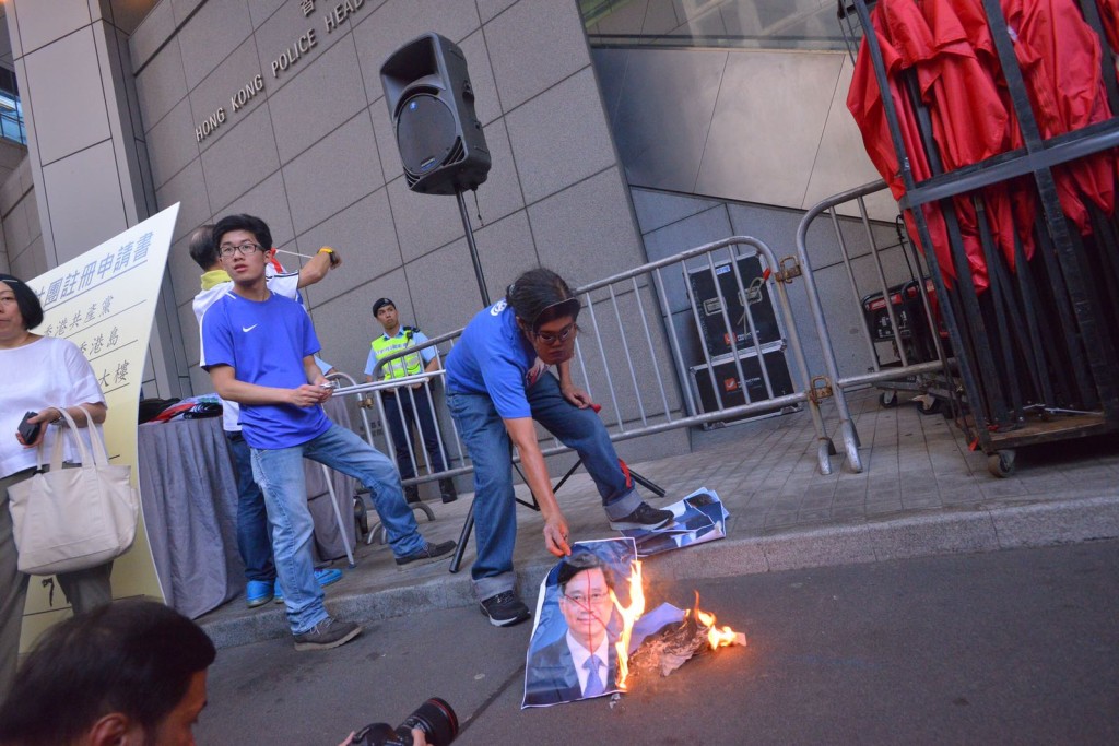 遊行隊伍抵達警察總部後集會