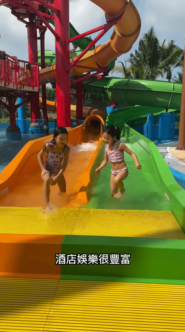 張嘉兒兩女兒在泳池玩樂。