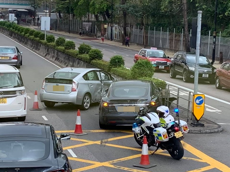 警方封兩條行車線進行調查，令現場一度擠塞。Jonathan Chan圖片