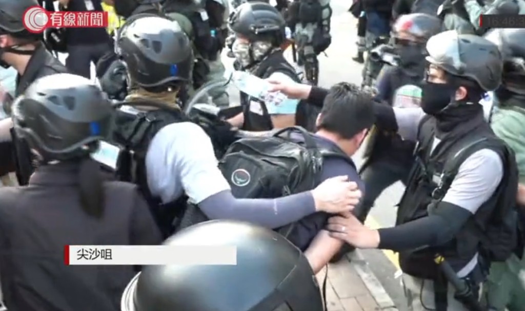 男子被警察制服。有線新聞截圖