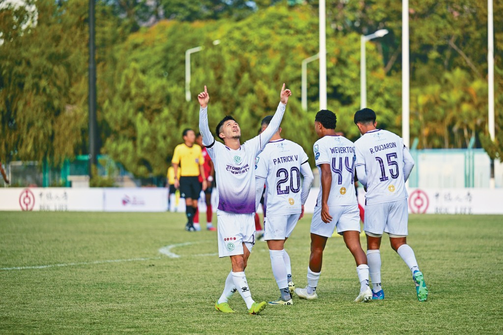 陳肇鈞(左)為大埔入波，他慶祝時雙手指向天。