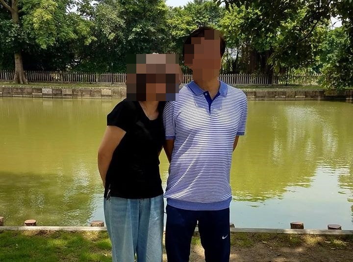 女事主与男死者的合照。网图