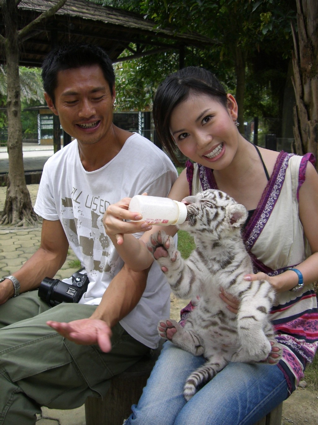 2006年，張美妮曾與黃德斌到番禺的長隆歡樂世界拍攝TVB節目《番禺玩樂新體驗》。