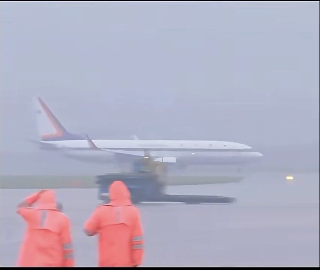 泰王「自駕」訪問越南，專機在雨中降落。 泰國國家民聯廳外事處fb