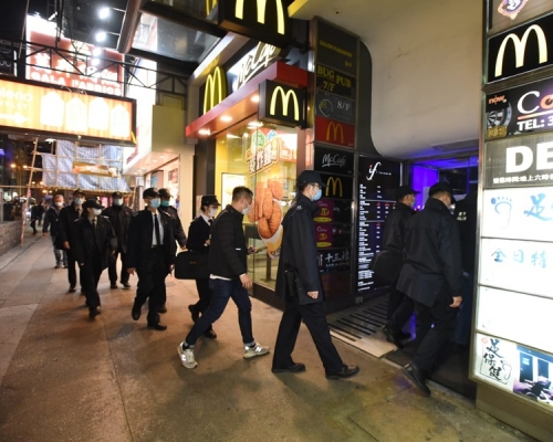警員及食環署人員先到彌敦道184號一大廈巡查。