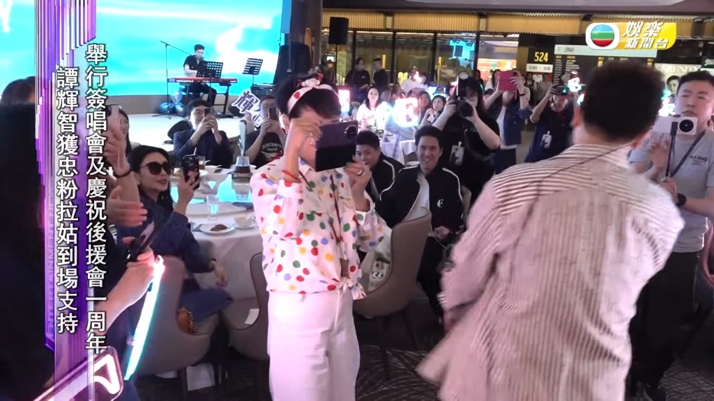 狄波拉親自為譚輝智一邊甜笑一邊舉機拍片，全程跟到實。