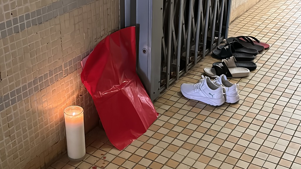 22歲女死者劉繼禧的景林邨寓所門外，擺放白蠟燭。劉漢權攝